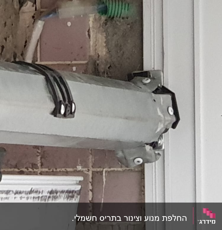 מנגנון מתכת לתריסים עם כבלים מחוברים